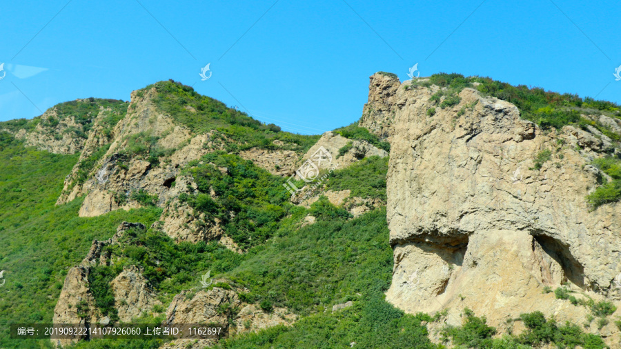 群山峻峭