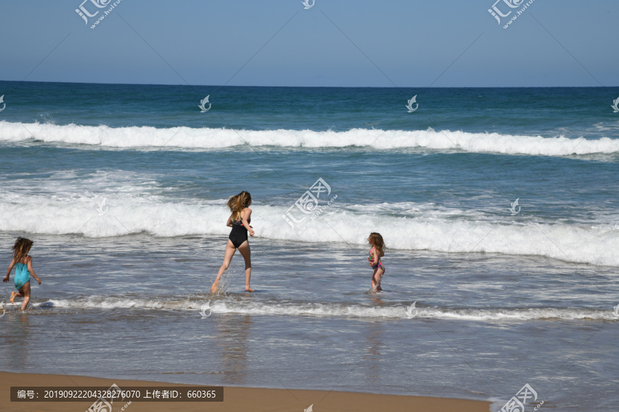 海滩上的冲浪女孩