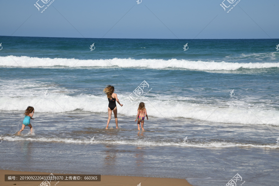 海滩上的冲浪女孩