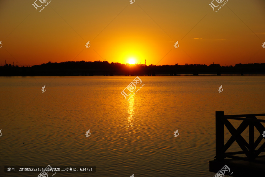 沈阳丁香湖的黄昏夕阳景色