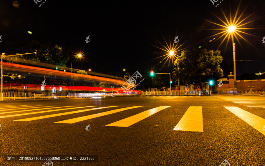 城市夜晚的街头公交车灯的拖影