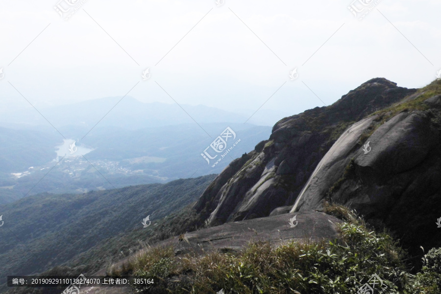 梁野山峰躺坐的神仙石