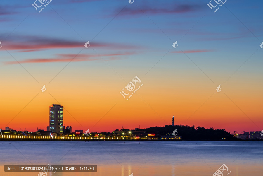 中国山东省烟台市烟台山灯塔夜景