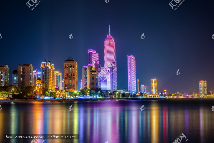 中国山东省烟台市海滨建筑群夜景