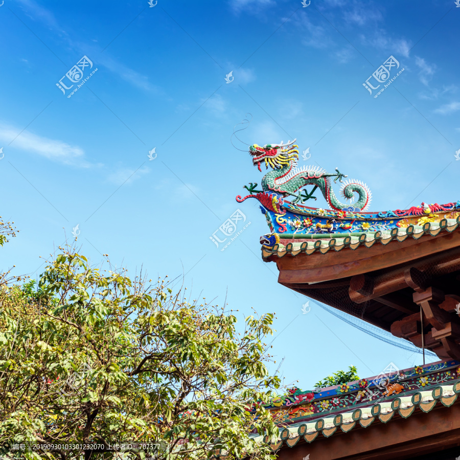 古建筑的寺庙屋顶彩色雕塑龙