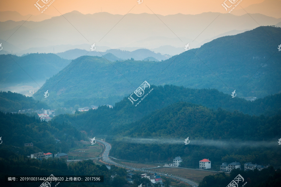 远山村落云雾