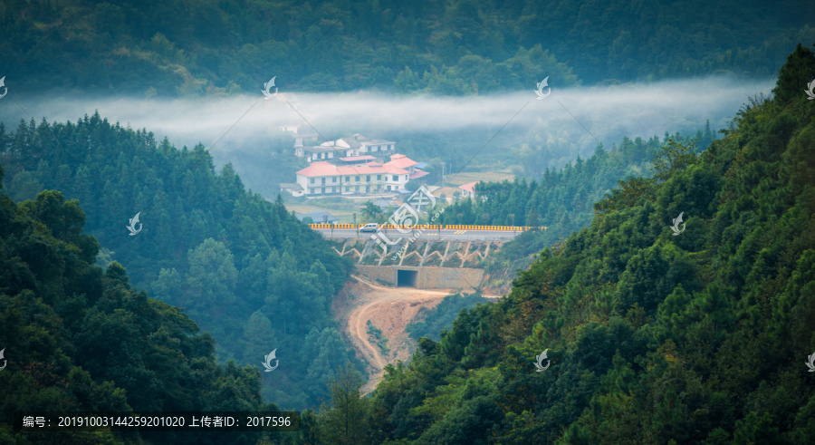 远山村落云雾