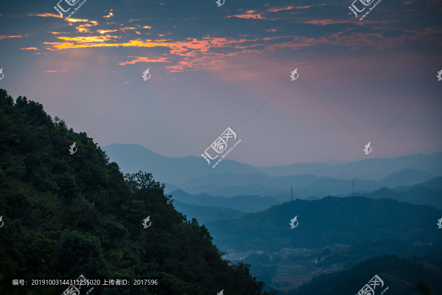 远山村落云雾