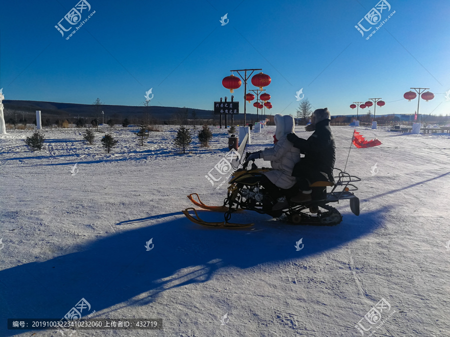冬季雪地摩托运动