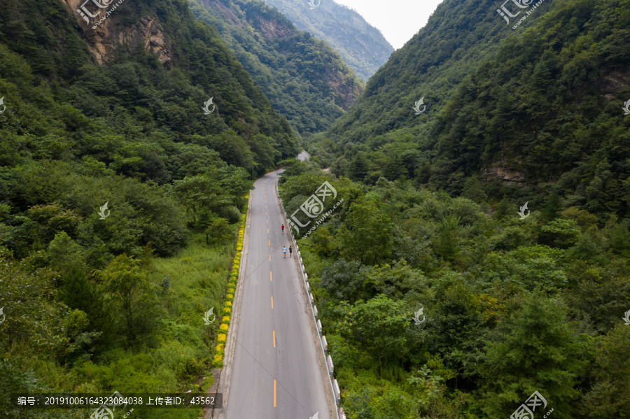 航拍秦岭农村