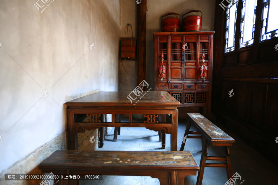 杭州胡雪岩故古代老房子木桌衣柜