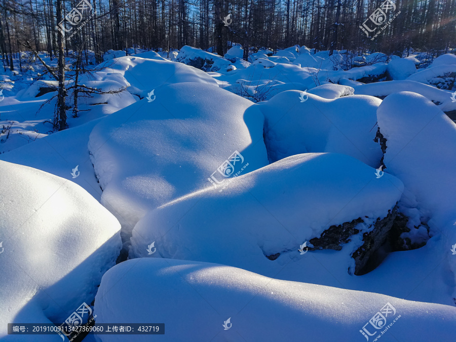 冬季森林岩石积雪