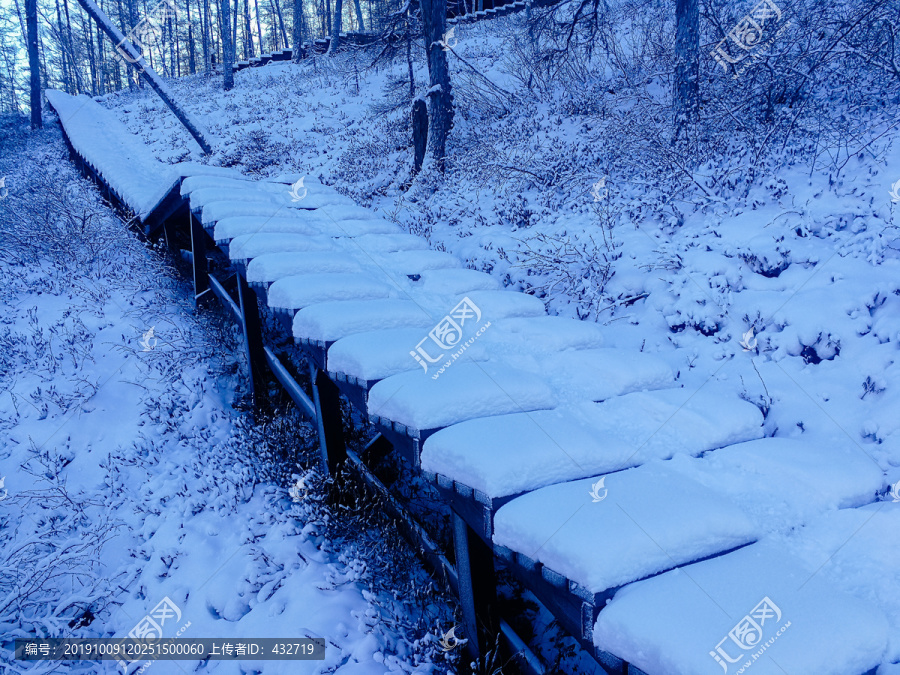 冬季积雪的栈道台阶