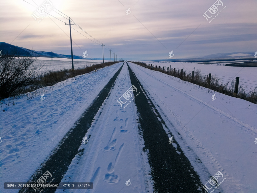 冬季延伸的积雪公路