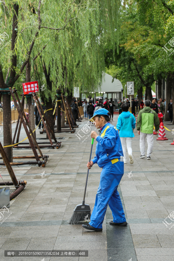 保洁员道路清扫