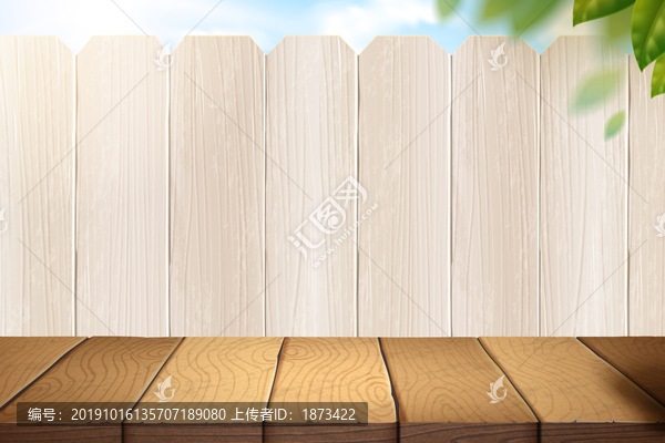 木桌与白色围篱背景