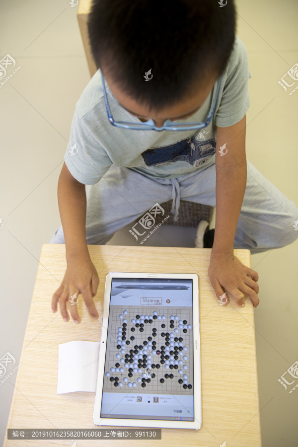 儿童用平板电脑下围棋