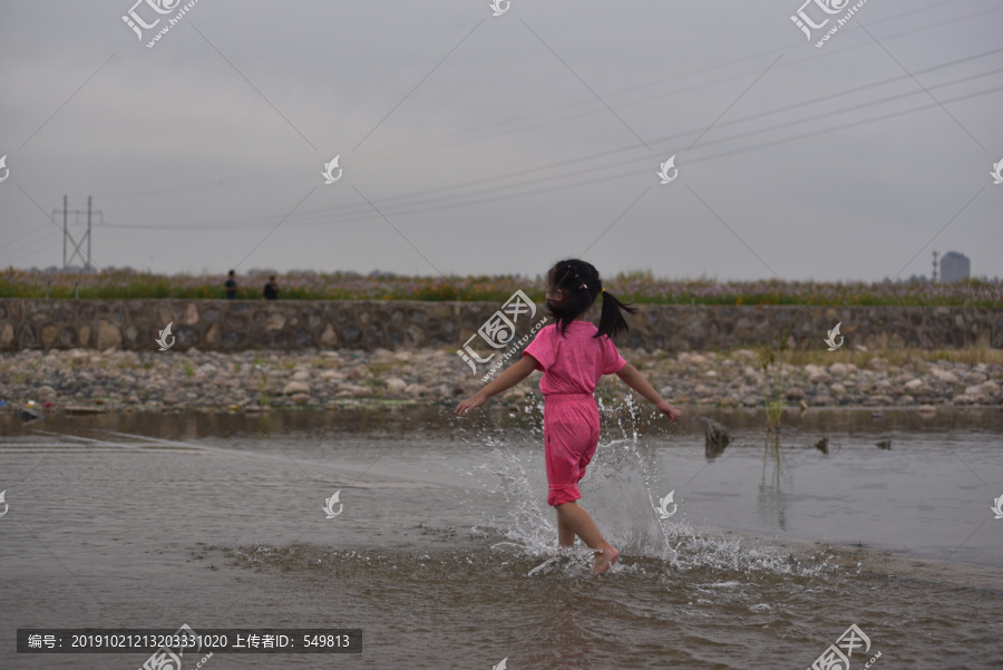 小女孩玩水背影