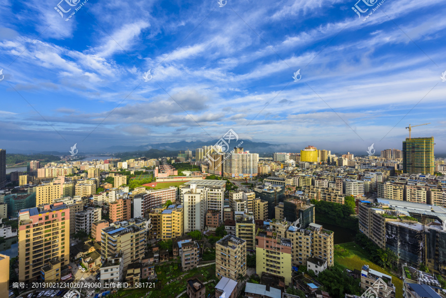 蓝天白云下的城市