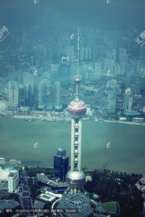 从上海中心大厦俯瞰东方明珠