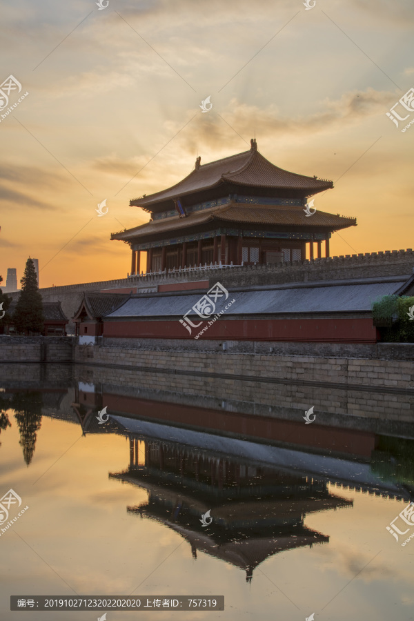 北京故宫神武门朝霞