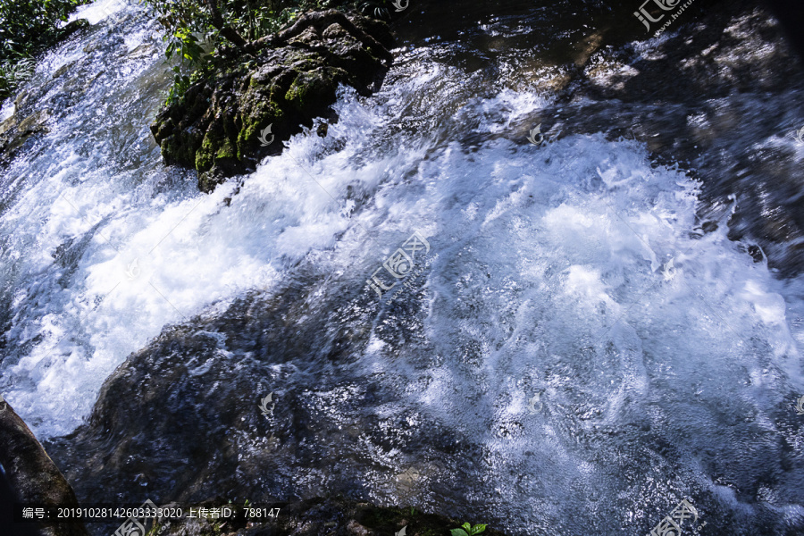 山间溪水