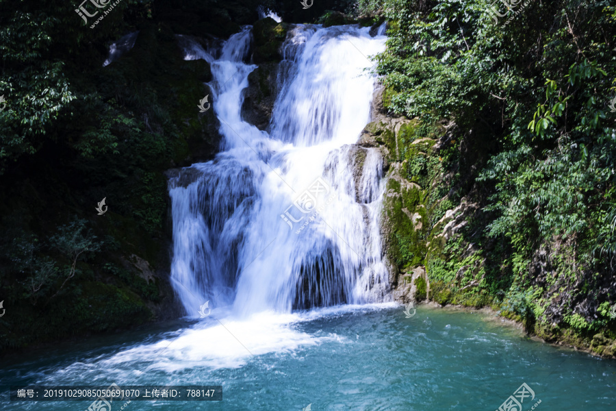 山间流水