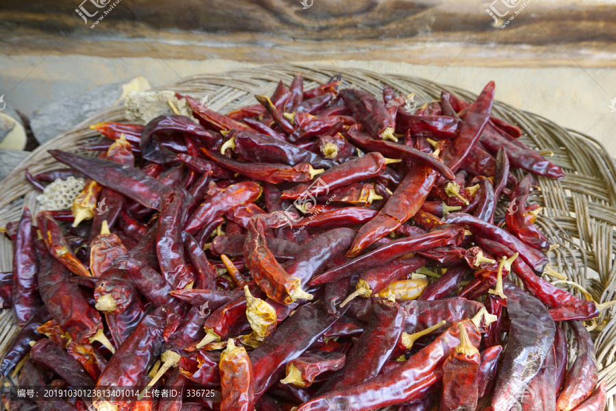 韩国民俗村传统农家晾晒的干辣椒