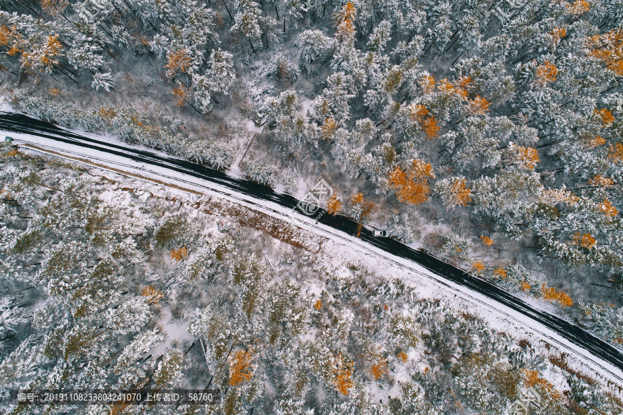 大兴安岭金秋森林山路雪景