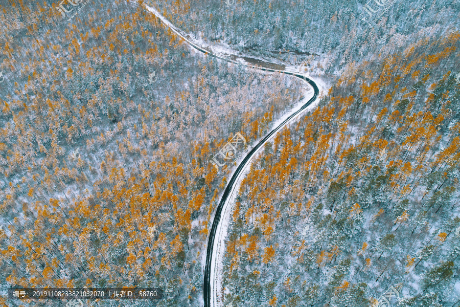 大兴安岭金秋山林公路秋雪