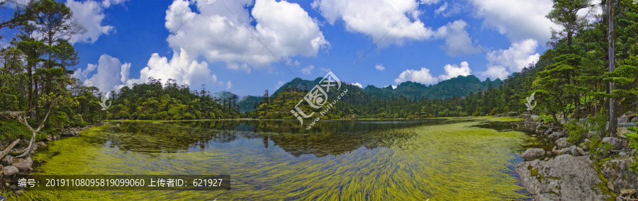 高山湖泊全景图