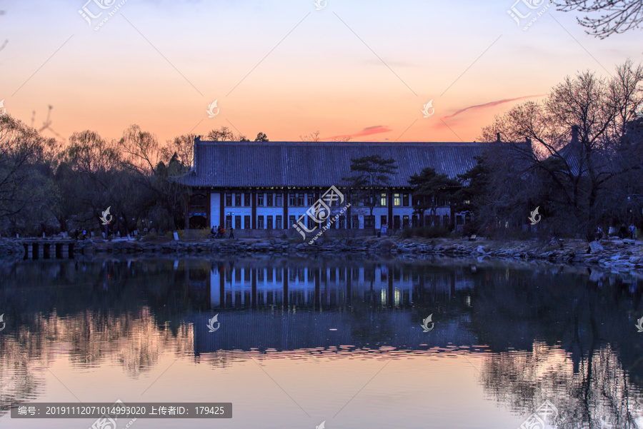 北大校园未名湖红四楼傍晚黄昏