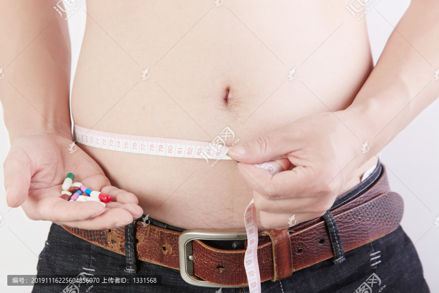 拿尺标量自己肥大的肚子的男性