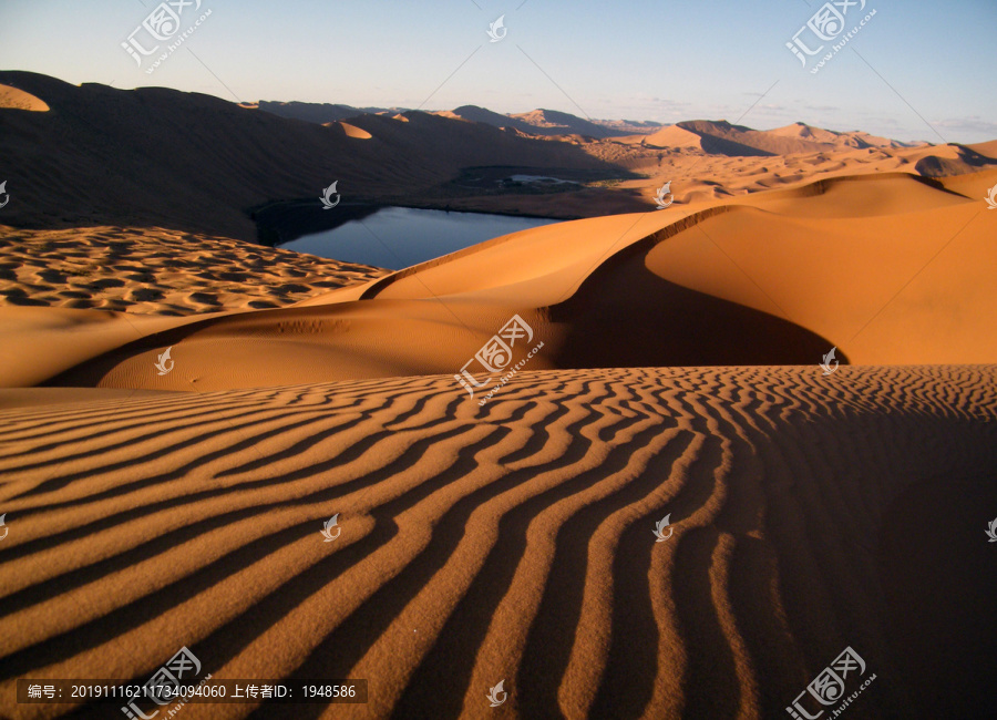 巴丹吉林沙漠腹地湖泊