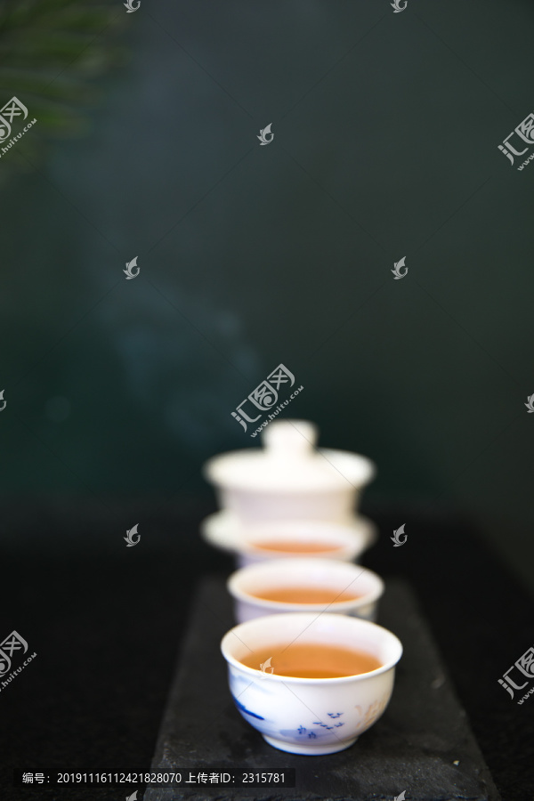 冒着烟气的青花瓷茶具热茶