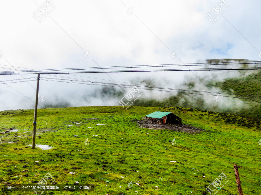 高山草原雾气小木屋