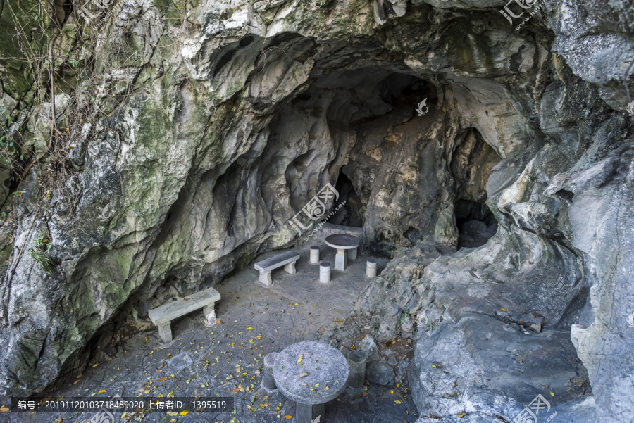 洞穴石头桌凳