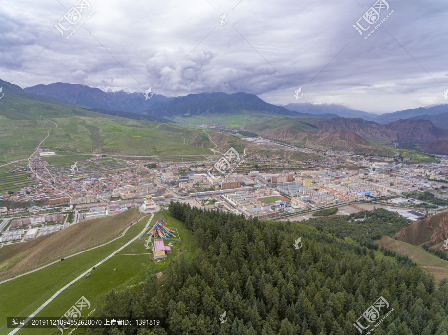 航拍祁连卓尔山风景区