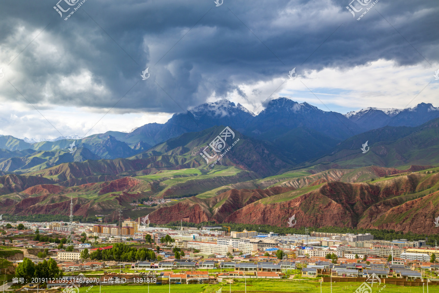 青海祁连县城全景