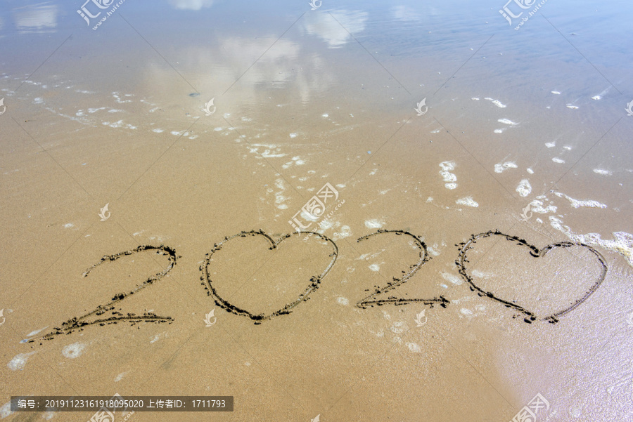 海边沙滩上书写的数字2020