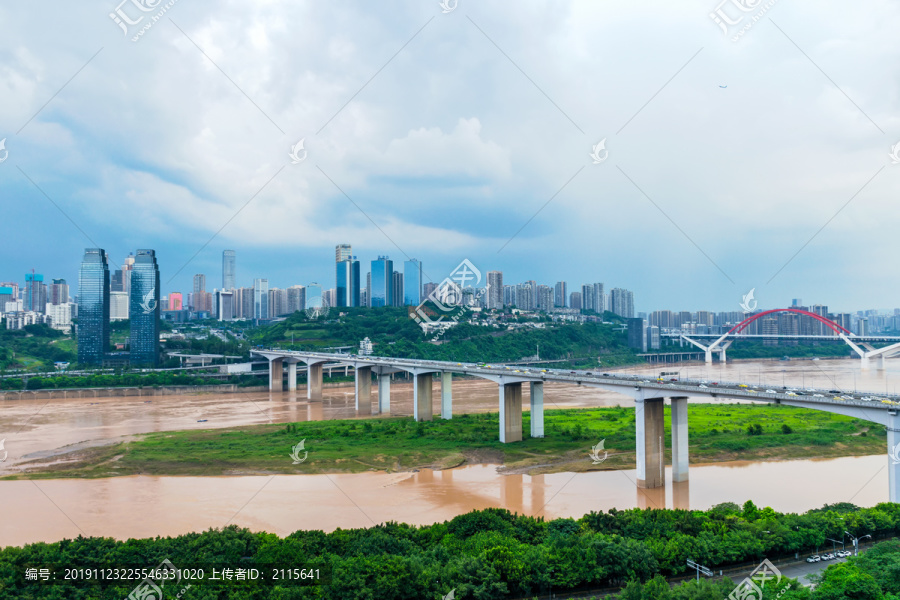 中国重庆长江大桥与重庆游乐园