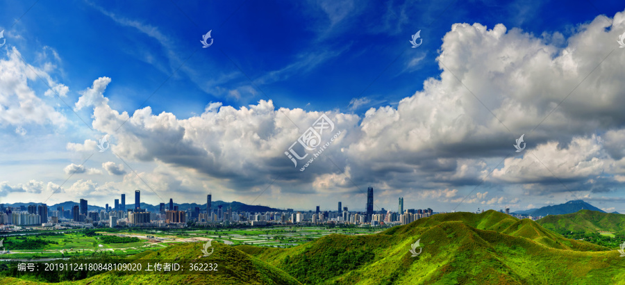 从香港看蓝天白云下的深圳市