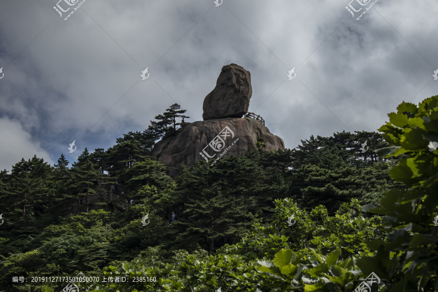 黄山飞来石