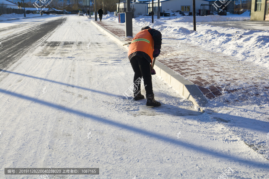 环卫工街道清理冰雪