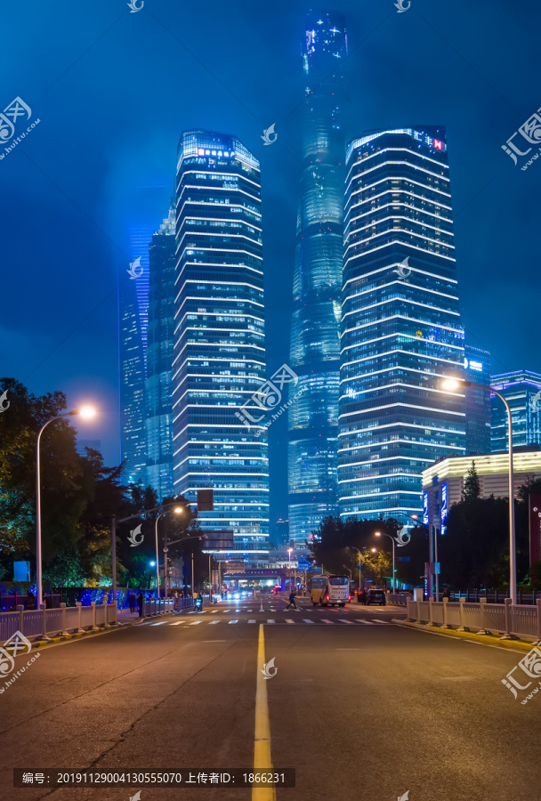 上海陆家嘴金融中心的摩天楼夜景