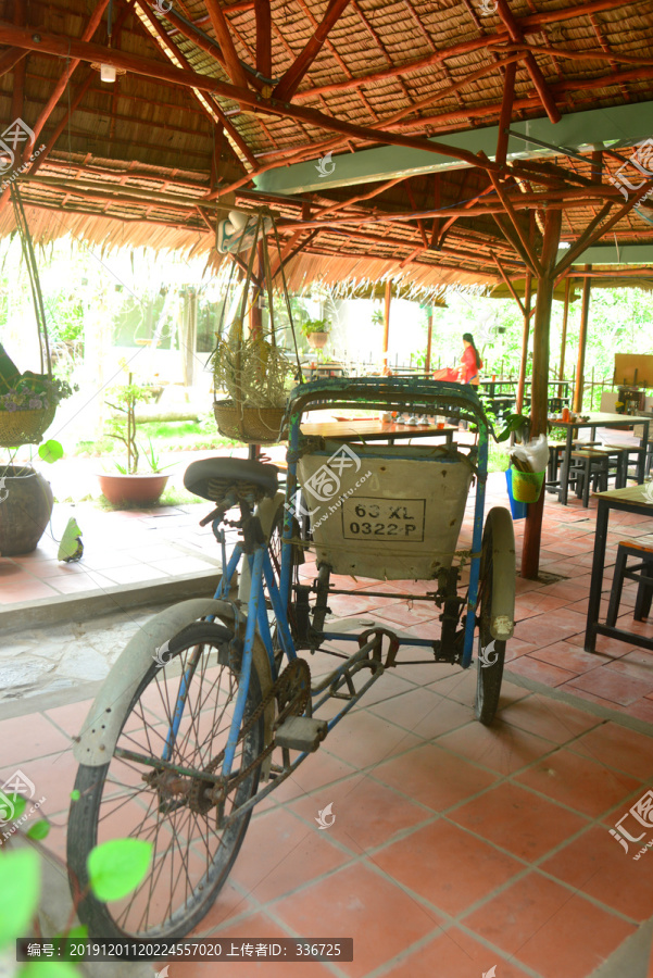 越南乡间度假村的三轮车
