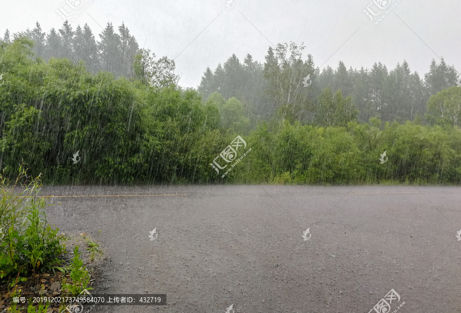 野外大暴雨