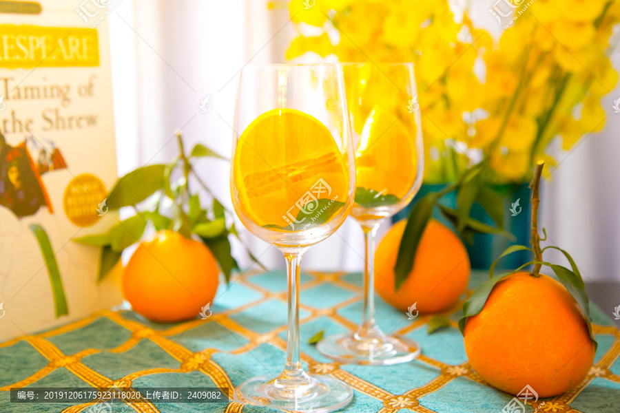 橘子静物酒杯
