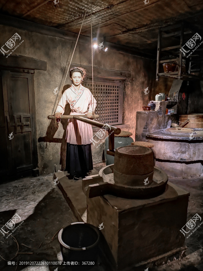 古代妇女磨豆腐场景