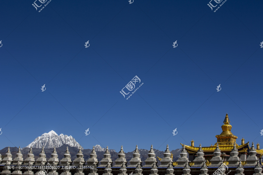 川西雪山下的塔公寺